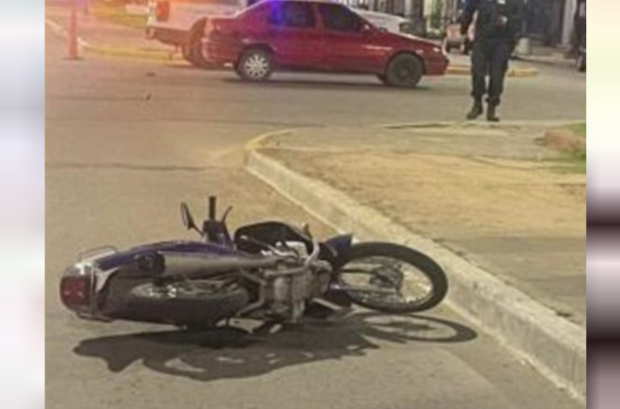 La conductora de la moto fue trasladada por una ambulancia local al Hospital Gomendio.