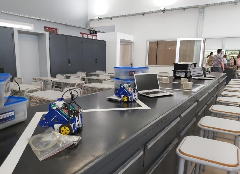 Se inauguraron en la Escuela de Educación Secundaria Técnica número 1 “Bonifacio Velázquez” las nuevas aulas tecnológicas.
