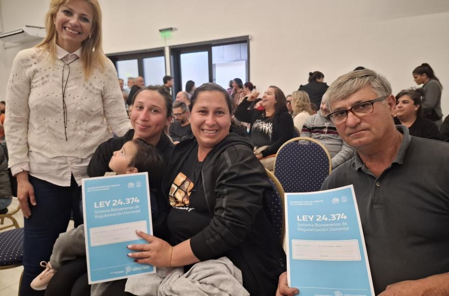 La ley permite a la mayoría de la población acceder al título de propiedad del suelo tras haber transcurrido un tiempo hasta la titulación.