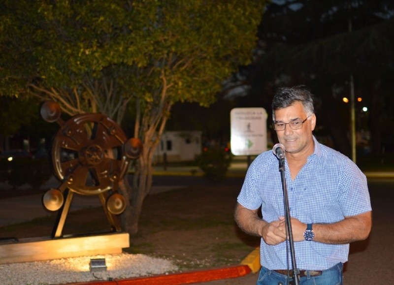 Se trata de una escultura fue donada por la familia Menucci y se instaló frente a la estación de trenes de Villa Ramallo, donde funciona la Delegación municipal.