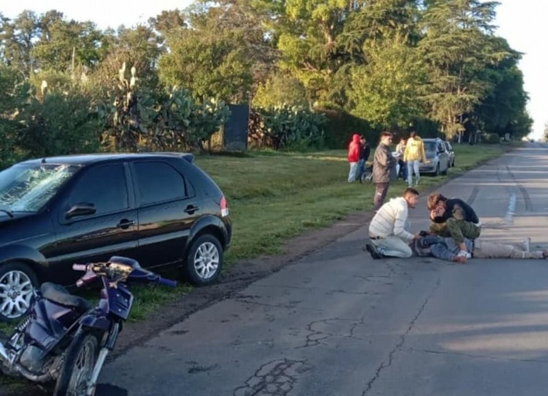 Un automóvil chocó de atrás a una moto.