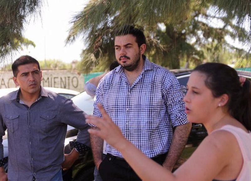 Barbieri en diálogo con la comunidad local.