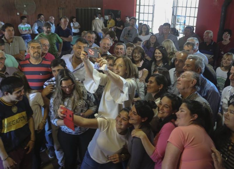 La mandataria estuvo acompañada por el concejal local, Gustavo Perie; el secretario de Medios, Mariano Mohadeb; y el subsecretario de Asuntos Municipales, Alex Campbell.