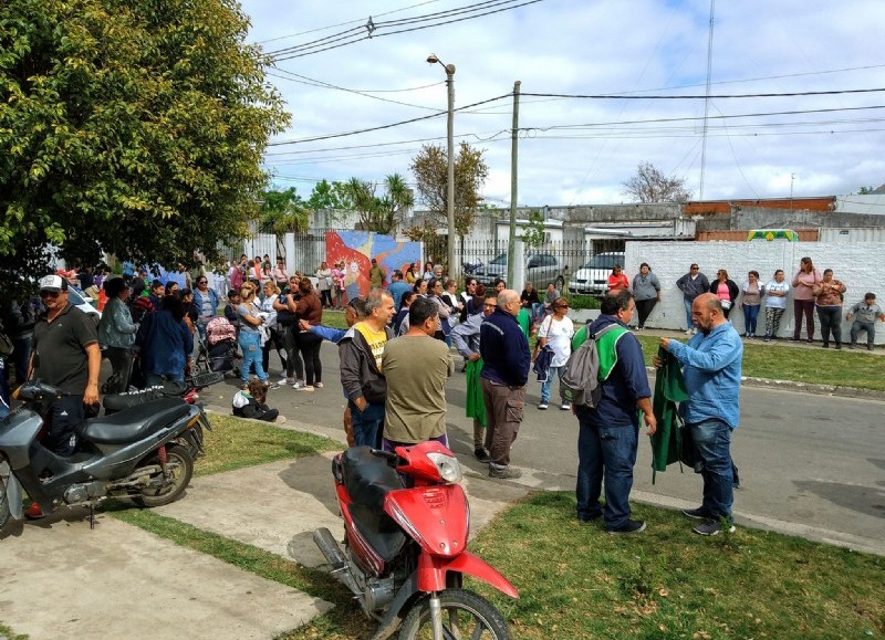 En pie de lucha.