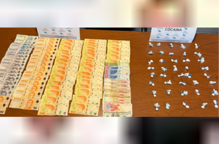 Al requisar el vehículo, hallaron 40 dosis de cocaína y una importante suma de dinero en efectivo.