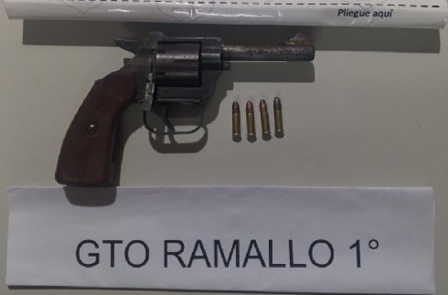 Durante el operativo, los agentes secuestraron un revólver calibre .22 largo