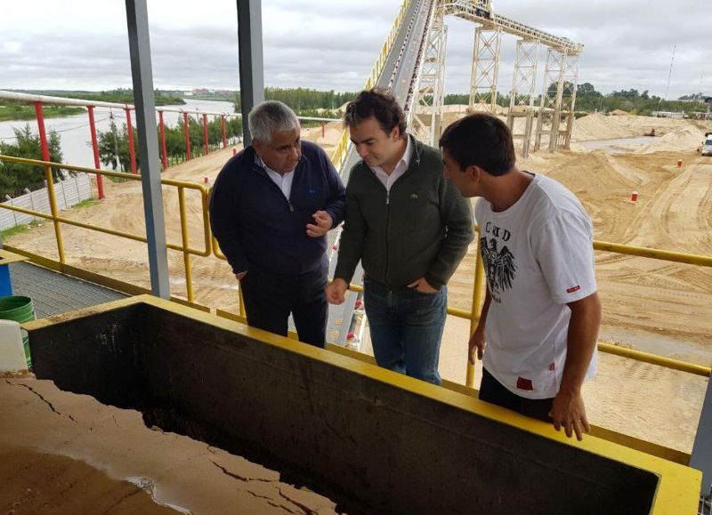 Durante la recorrida las autoridades dialogaron sobre el futuro del puerto.