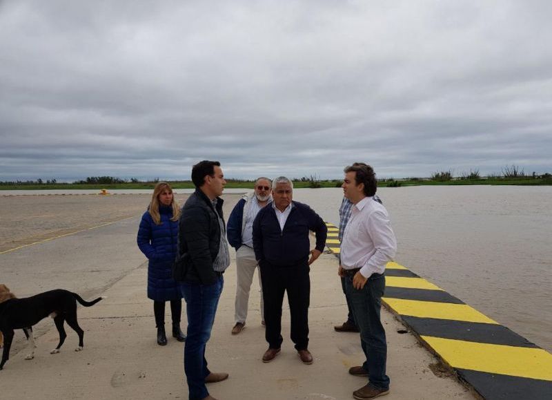 Durante la recorrida las autoridades dialogaron sobre el futuro del puerto.