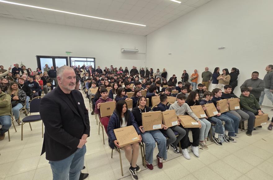 Mauro Poletti, en su discurso, alentó a los chicos a estudiar.