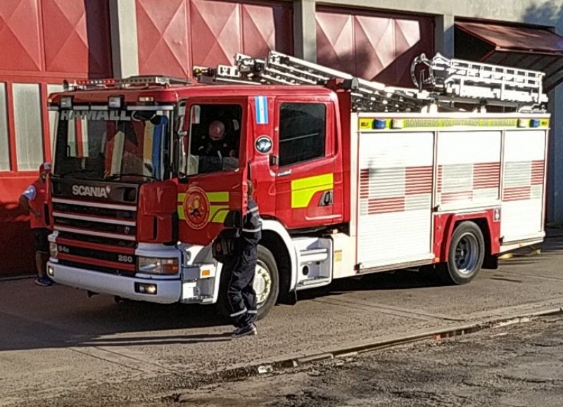 A través de las redes, la asociación de Bomberos Voluntarios de Ramallo dio a conocer la llegada del nuevo autobomba que fue traído de Inglaterra.