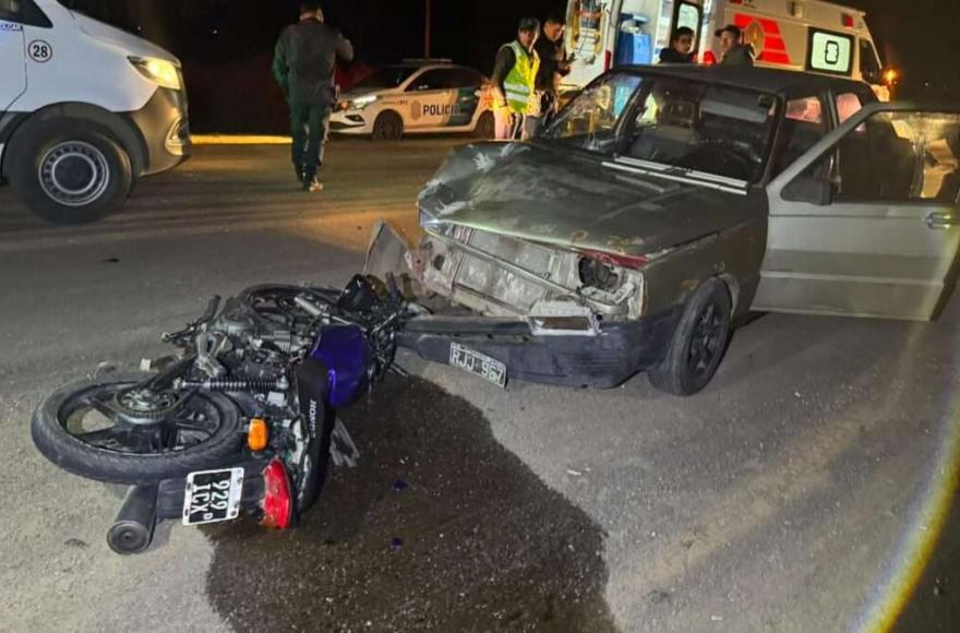 Choque entre un automóvil y una motocicleta en Ruta 51 y Frondizi