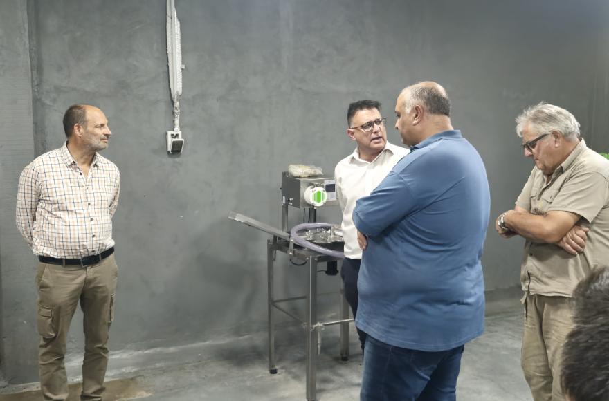 Por el lado de la Cooperativa, se hizo entrega de una carpeta cal funcionario. 