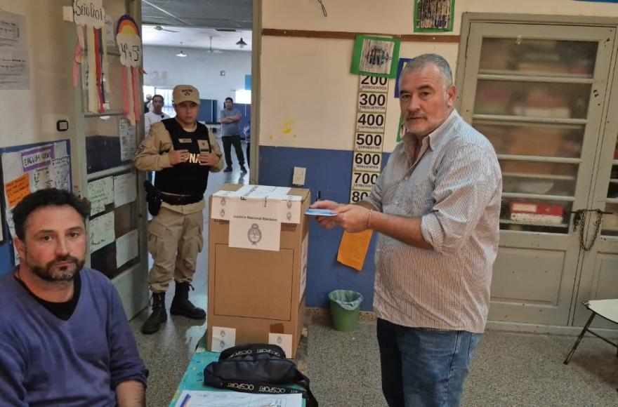 Poletti emitió su voto cerca del mediodía en la localidad de El Paraíso.