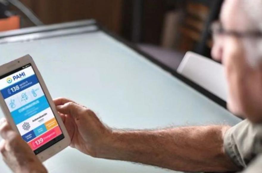 Alertan por una estafa que promete una computadora gratuita del PAMI