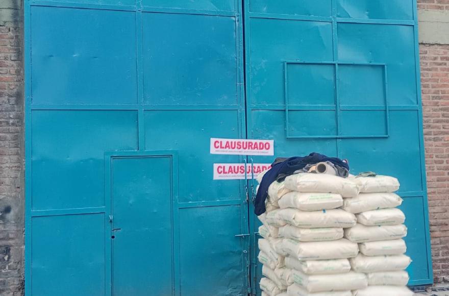 Clausuran dos depósitos con gran cantidad carbonato de sodio sin documentación