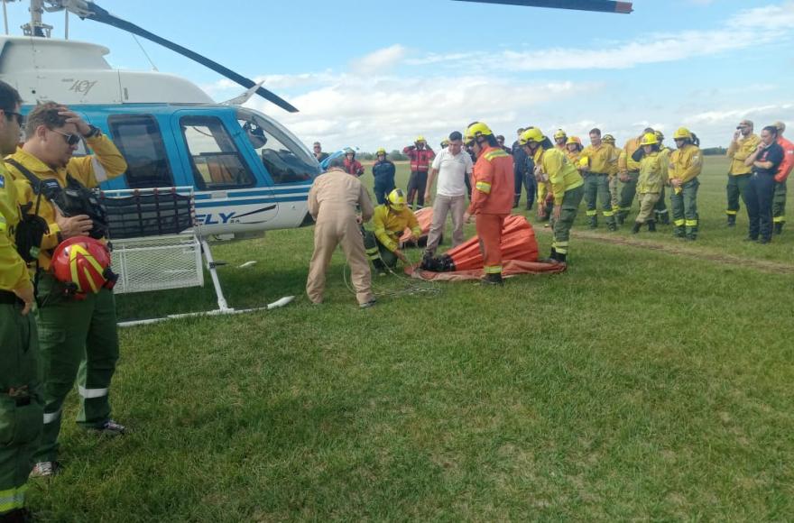 Defensa Civil y Bomberos de Ramallo se capacitaron en combate aéreo de incendios forestales