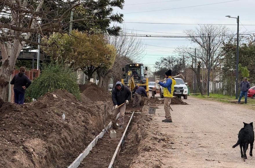 Comenzaron los trabajos de cordón cuneta en Defensores de la Victoria