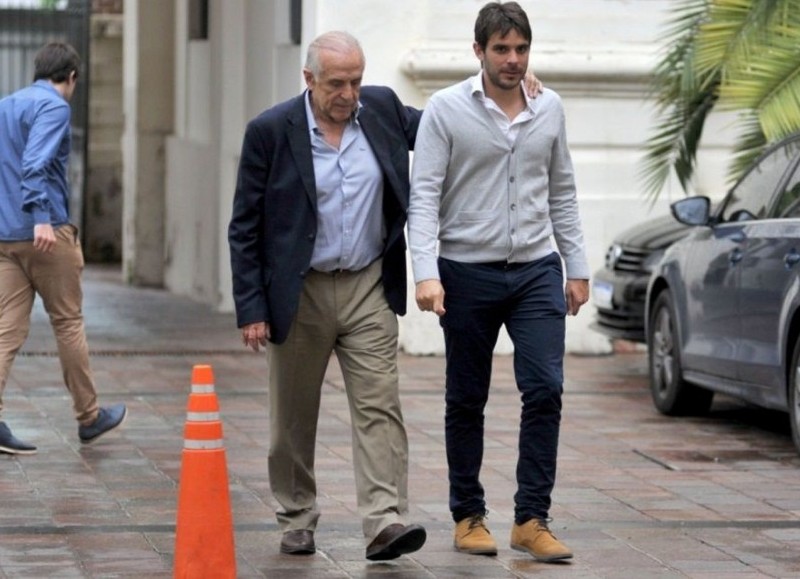 De tal palo, tal astilla: Ismael y Manuel Pasaglia pasean por las calles de San Nicolás. 