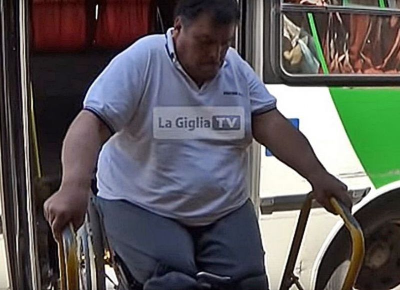 La Giglia TV registró el momento de la rotura de una rampa para discapacitados.