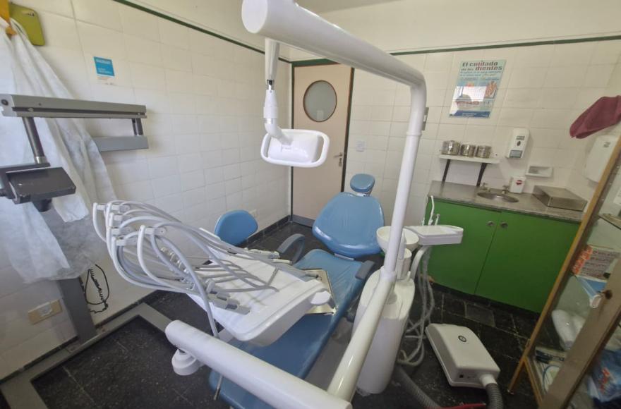 El sillón odontológico que fue instalado en la sala y estará disponible para la comunidad.