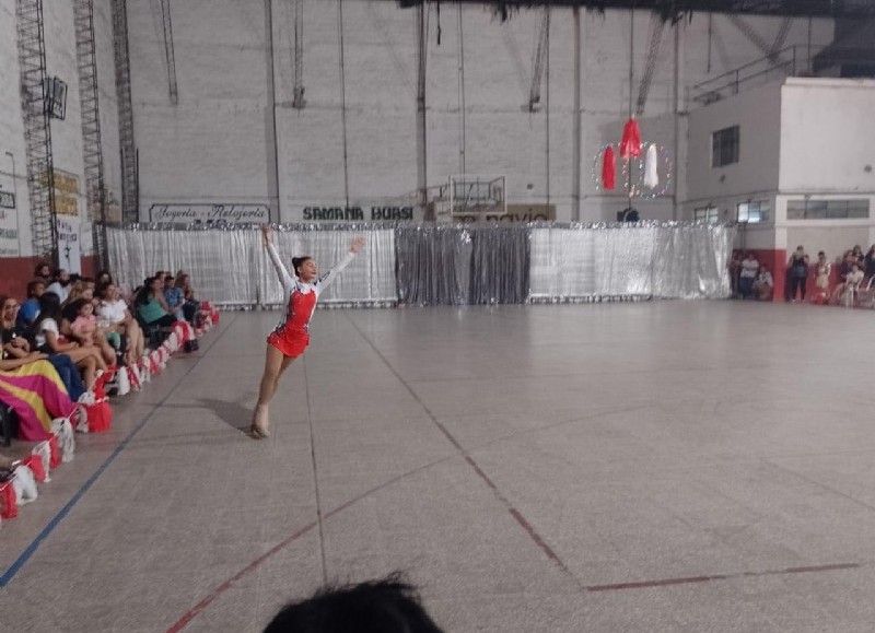 Se realizó en las instalaciones del Club Paraná la Muestra Anual de Patinaje Artístico de cierre de año 2021 de la Escuela Municipal de Patín Artístico.