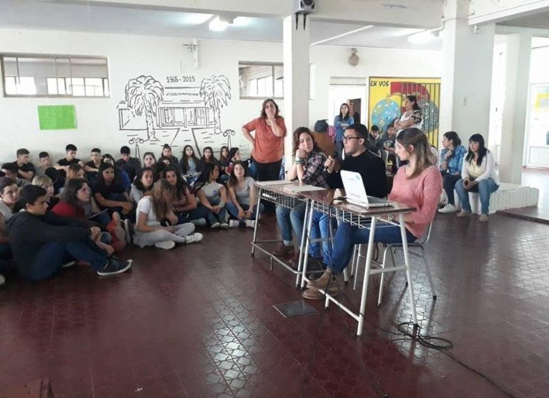 Imagen del encuentro con jóvenes estudiantes