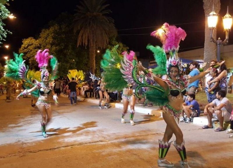 Desfile sobre Avenida Mitre.