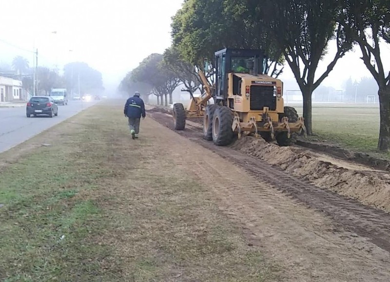 La Delegacion Municipal de Villa Ramallo continúa con los trabajos de preparación del suelo para la construcción del Paseo de la Estación.