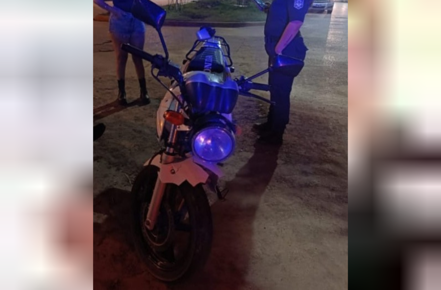 El motociclista sufrió lesiones de carácter leve y fue trasladado en ambulancia al hospital local.