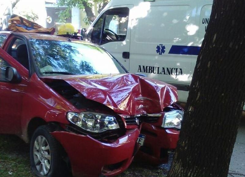 Impactaron contra un árbol.