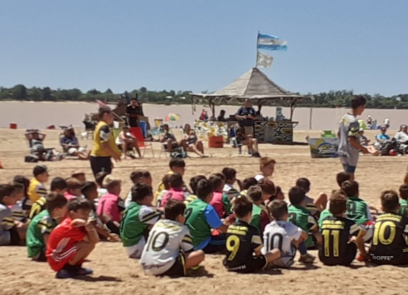 Encuentro de fútbol infantil.