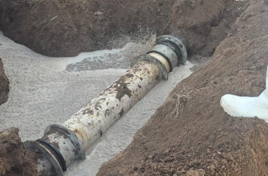 El derrame reactivó las quejas de vecinos que viven frente al ingreso de camiones de la planta.