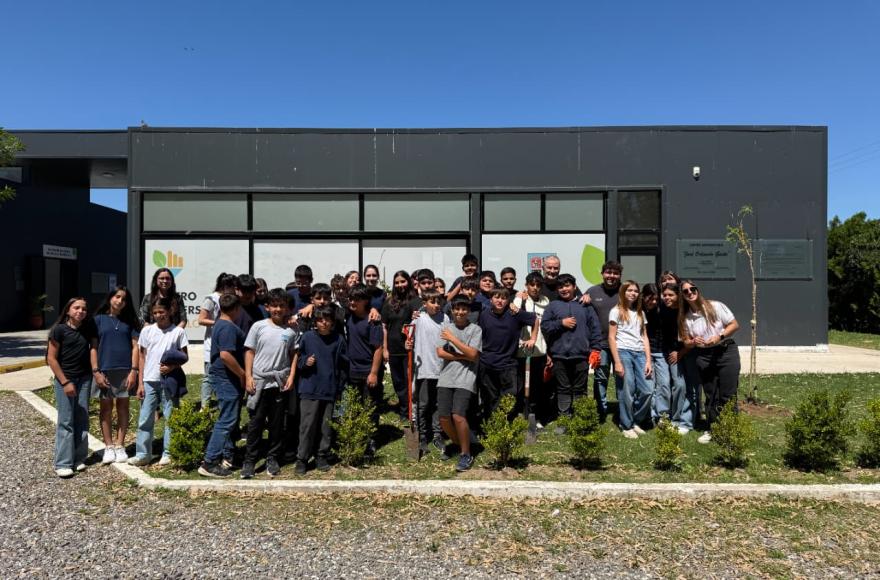 Plan de Forestación Municipal: la Técnica N° 3 sumó árboles