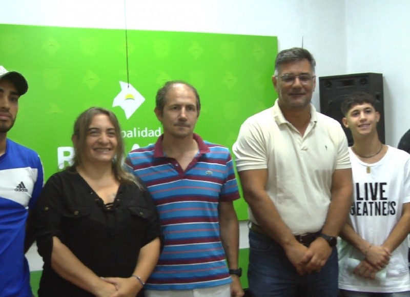 La entrega se realizó en la sala de reuniones municipal, con la presencia del intendente Gustavo Perie, la Secretaria de Desarrollo Humano, Soledad Agotegaray, y el Director de Deporte, Mauricio Saludas.