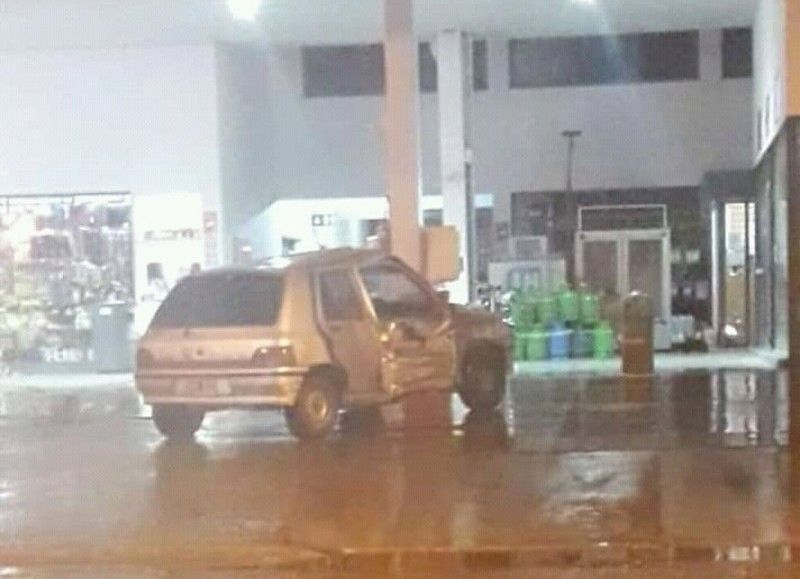 Uno de los autos terminó dentro de la estación de servicio.