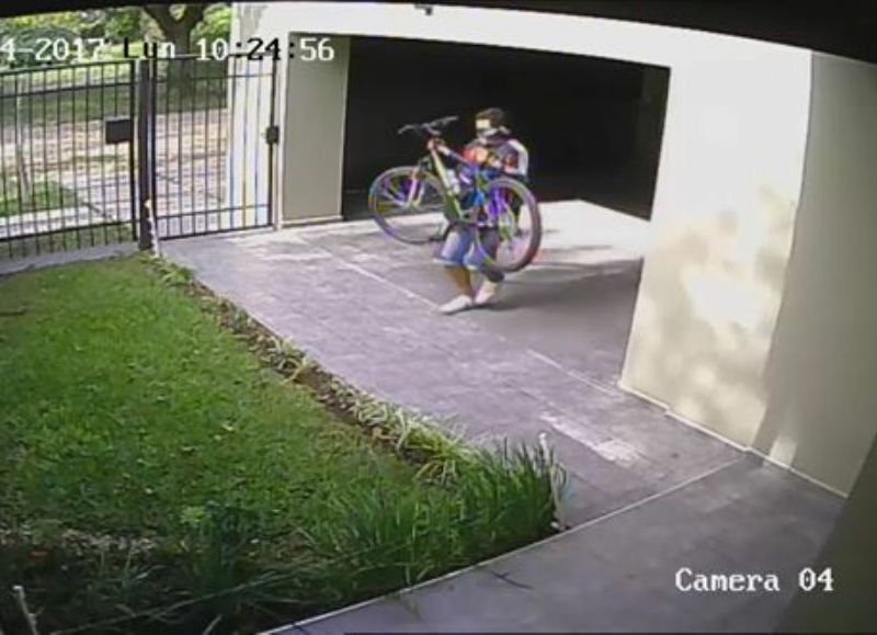 Ladrón apropiándose de una bicicleta, a plena luz del día.