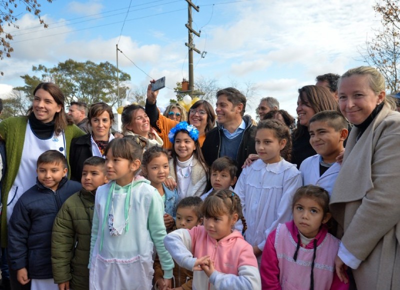 El gobernador junto a la comunidad educativa.