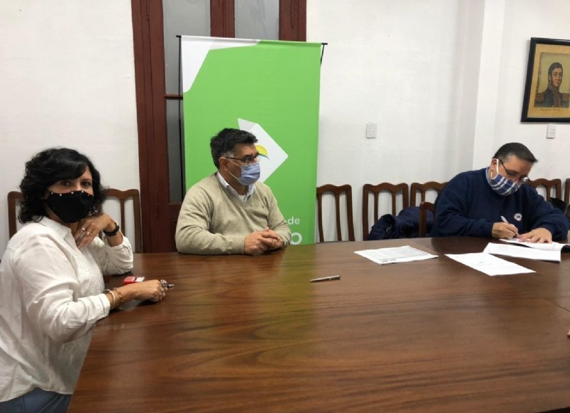 El intendente municipal Gustavo Perié firmó un acuerdo con la Fundación Loma Negra y la Biblioteca Popular José Manuel Estrada de Ramallo.