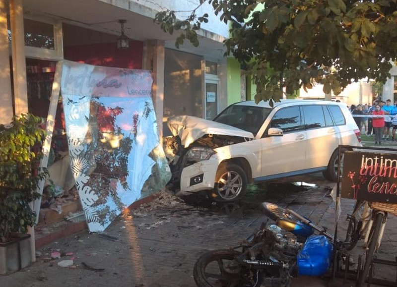 Una camioneta arrolló a una familia que circulaba en moto.