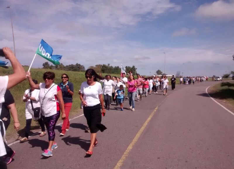 Multitudinaria marcha de docentes de Ramallo.