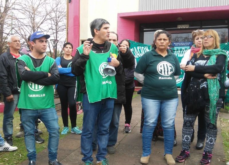 Adrián Lescano, secretario general de ATE Ramallo, junto a los trabajadores.