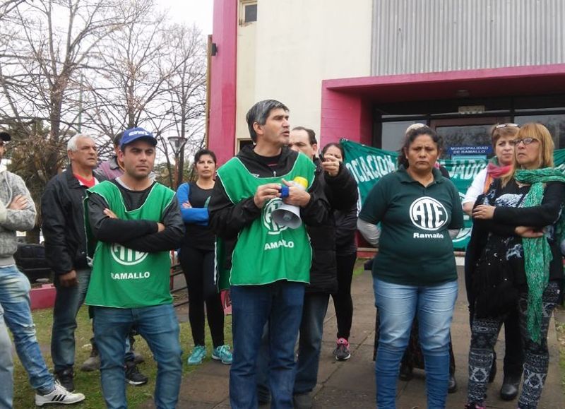 Adrián Lescano, secretario general de ATE Ramallo, junto a los trabajadores.