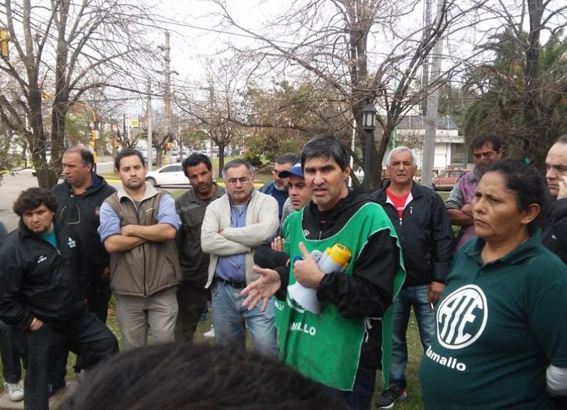 Adrián Lescano, secretario general de ATE Ramallo, junto a los trabajadores.