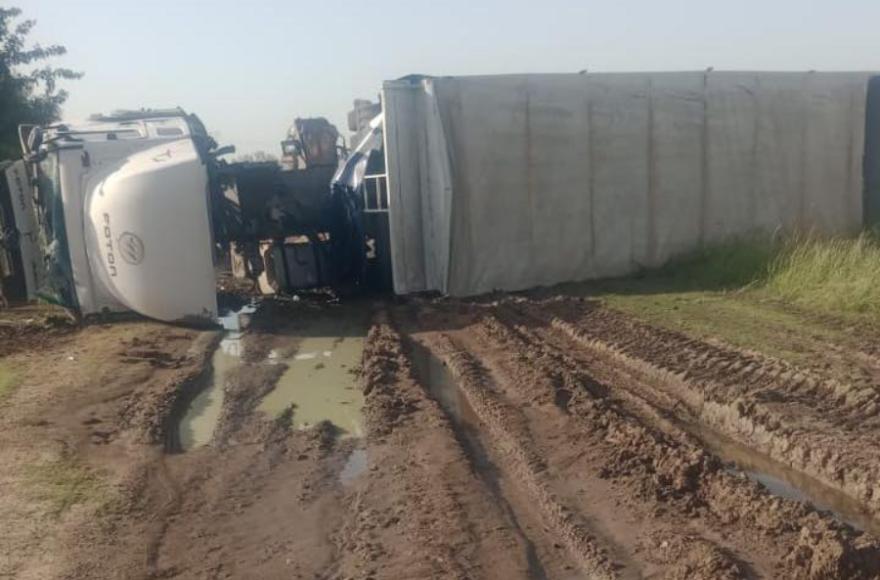 El impacto fue de tal magnitud que el chofer nicoleño salió despedido del habitáculo