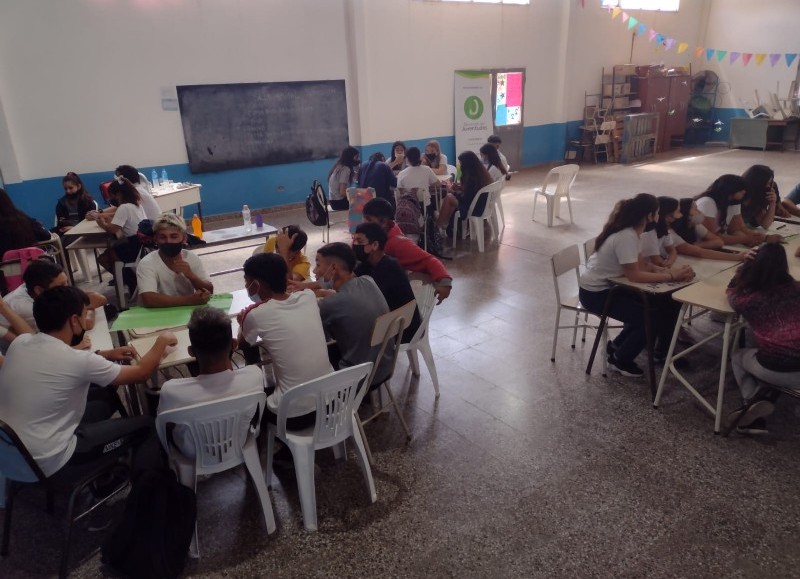 Encuentros en la Secundaria 8 de Pérez Millán.