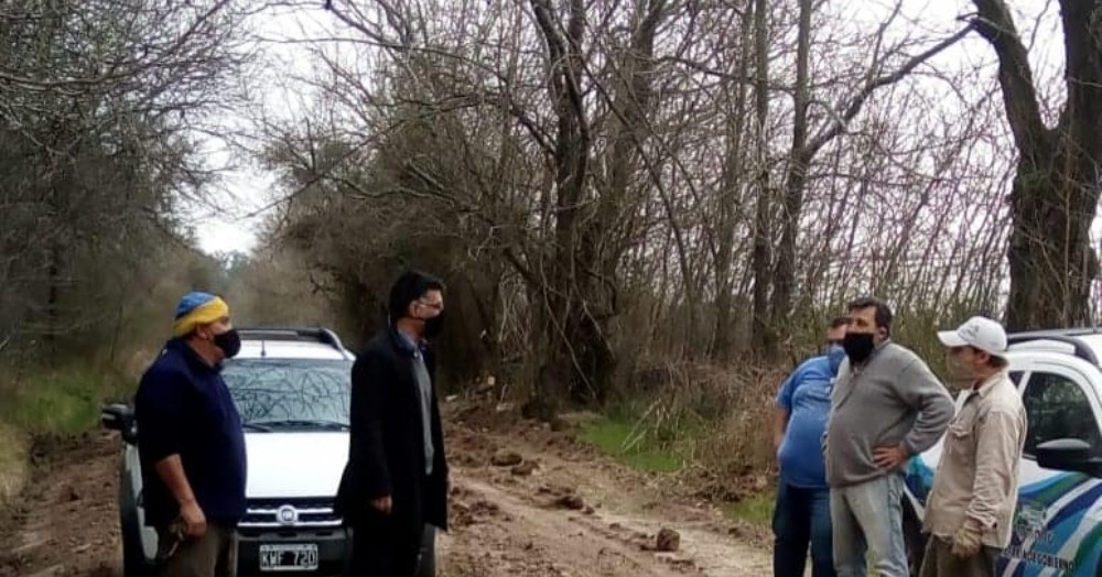 Junto al delegado municipal, Gustavo Perié recorrió los caminos reparados recientemente.