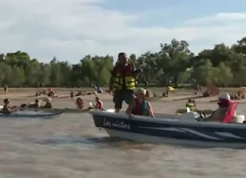 La Asamblea Vecinal de Ramallo junto a otras organizaciones sociales y medioambientales realizaron un histórico piquete del río Paraná.