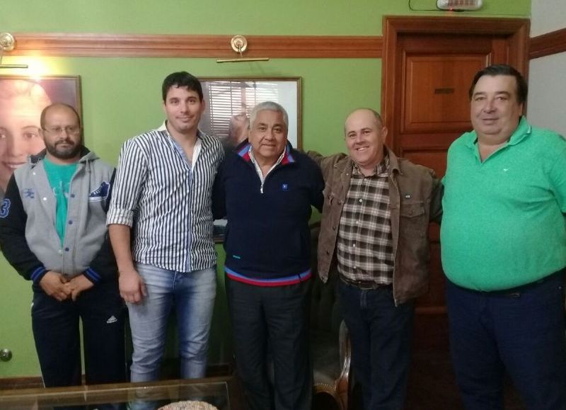 El intendente Cecilio Salazar junto a los nuevos dirigentes de la Liga.