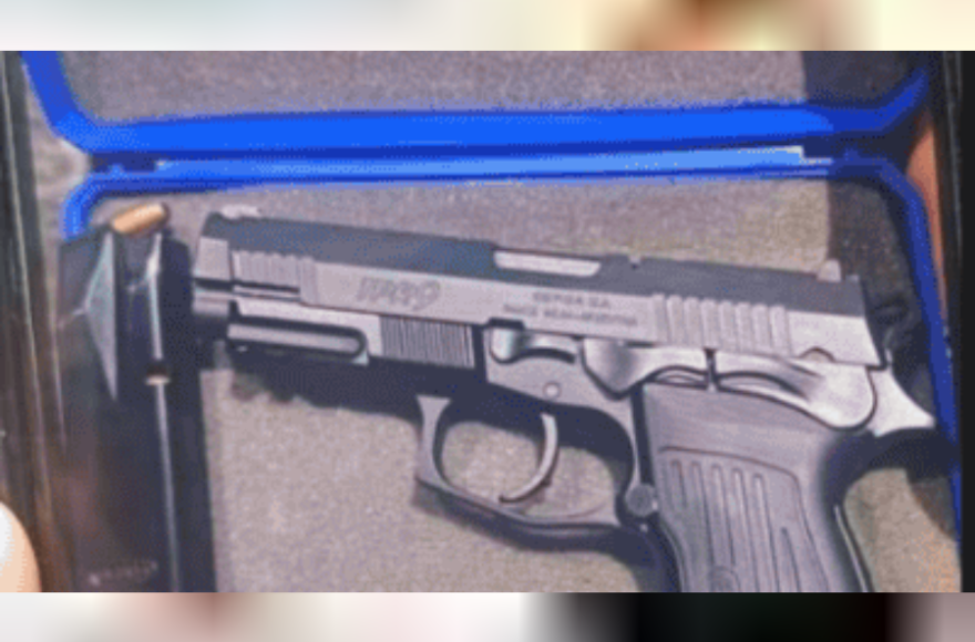 Se secuestró, entre otros elementos, una réplica de pistola 9 mm con cargador a nitro pistón.