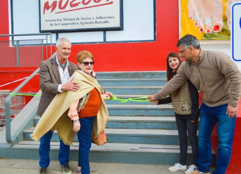 El tradicional corte de cintas.